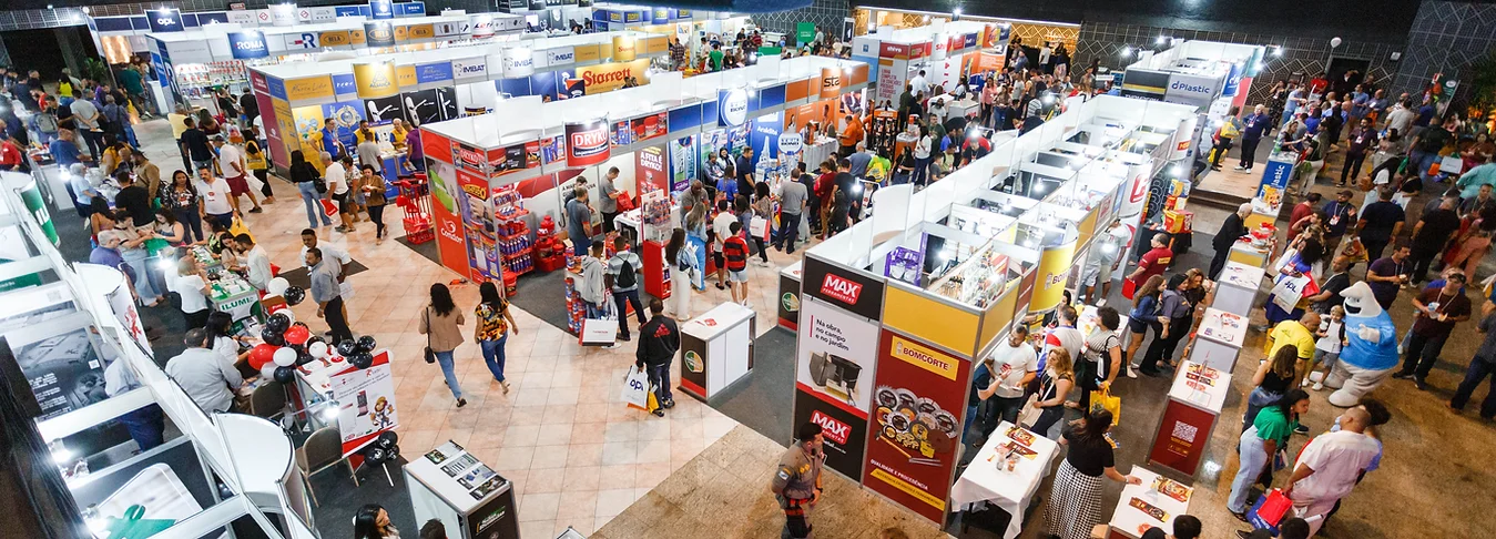 Expositores e clientes na feira de materiais de construção EFEKOL